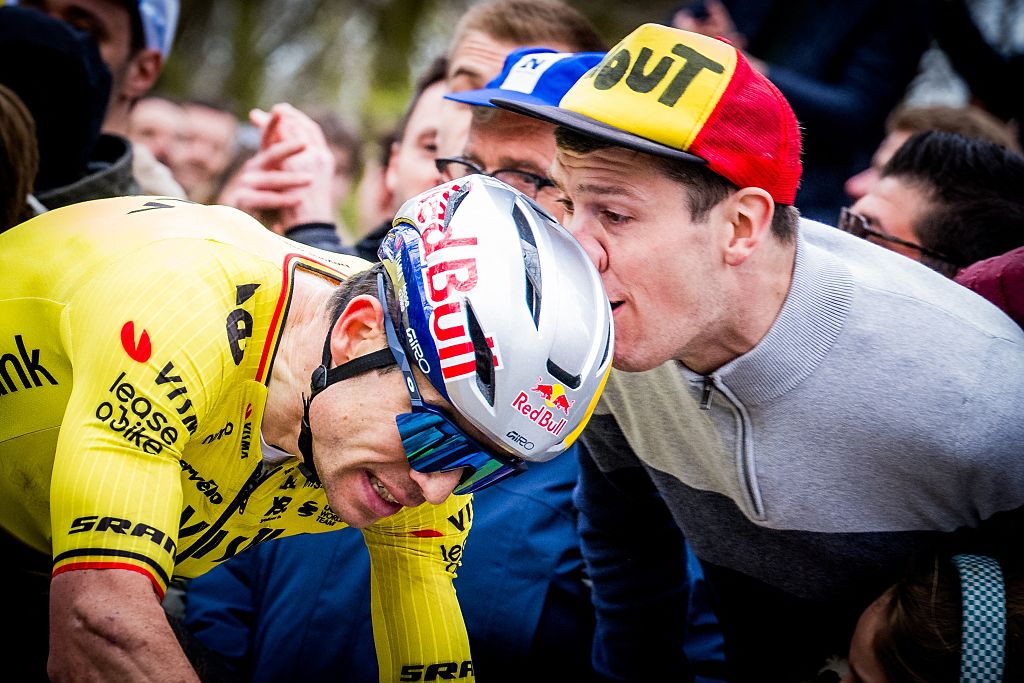 Equipo Visma | El casco de Wout van Aert de Lease a Bike golpea accidentalmente la nariz de un seguidor durante la carrera ciclista de élite masculina de un día del UCI World Tour In Flanders Fields de más de 240,8 km desde Middelkerke hasta Wevelgem el 29 de marzo de 2026. (Foto de JASPER JACOBS / Belga / AFP) / Bélgica FUERA