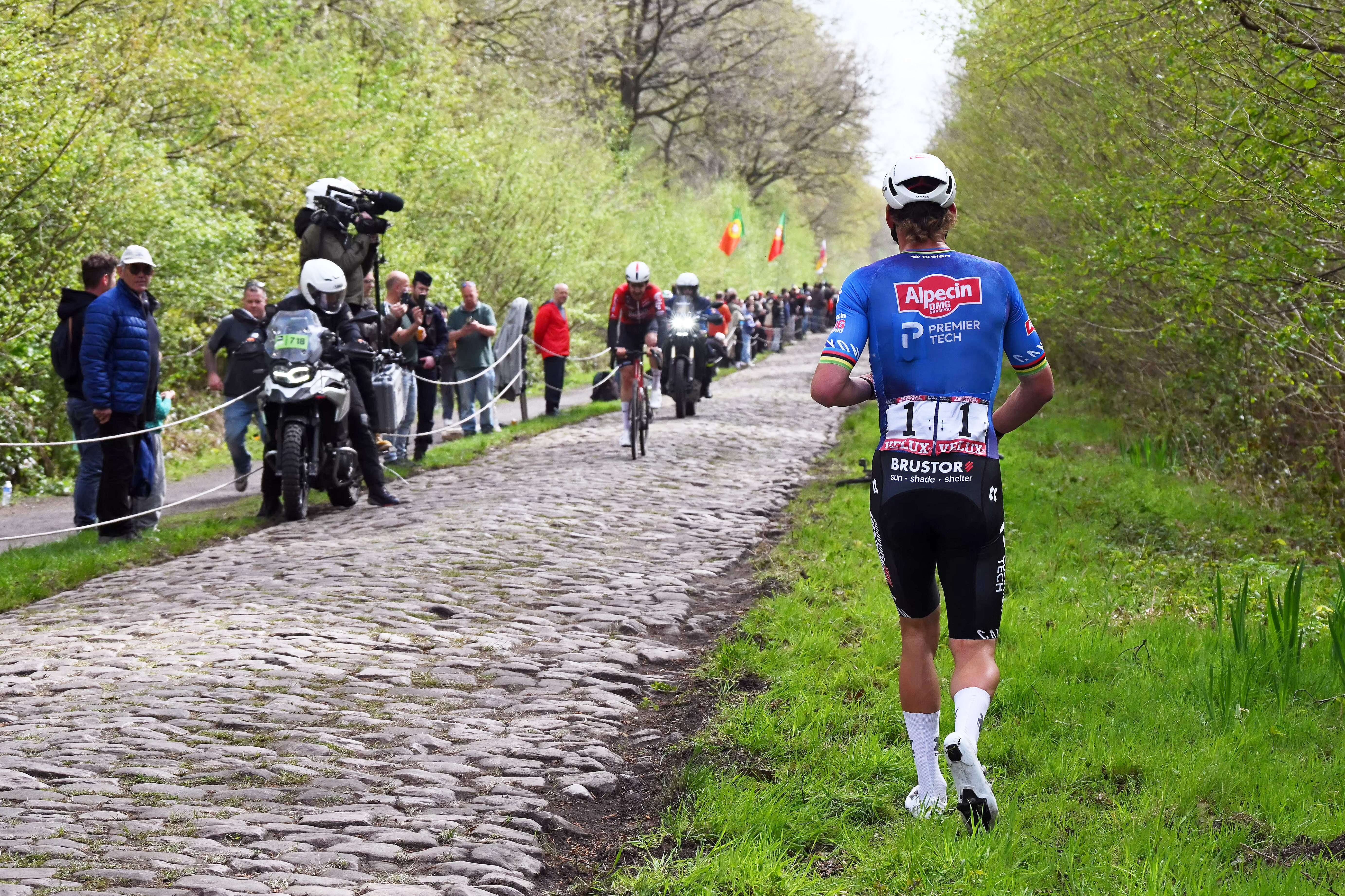 Mathieu van der Poel caminando por el areberg