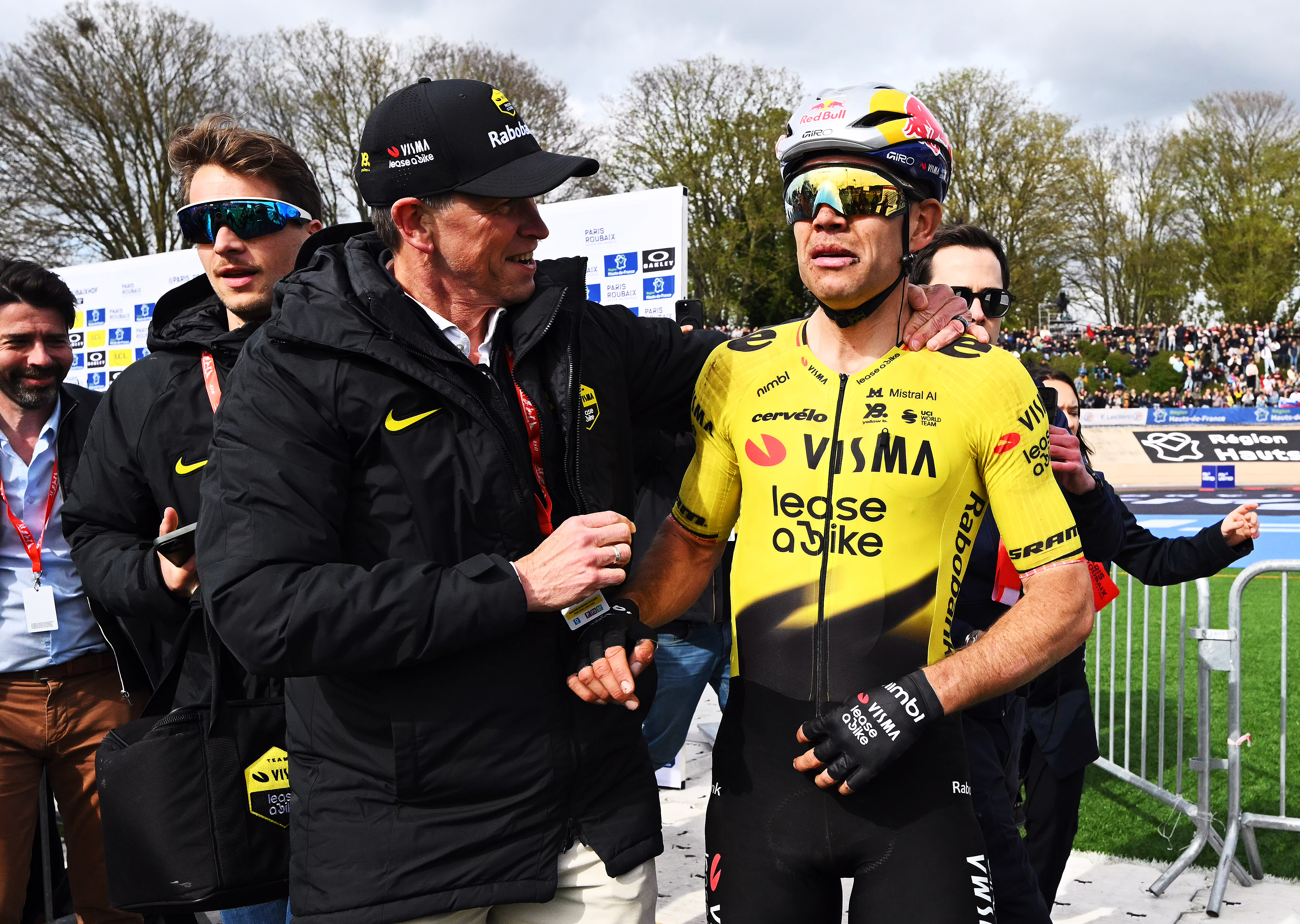 Director General/CEO del Equipo Visma | Alquilar una bicicleta: Richard Plugge y el ganador de la carrera Wout van Aert en París-Roubaix (Foto de Etienne Garnier - Pool/Getty Images)