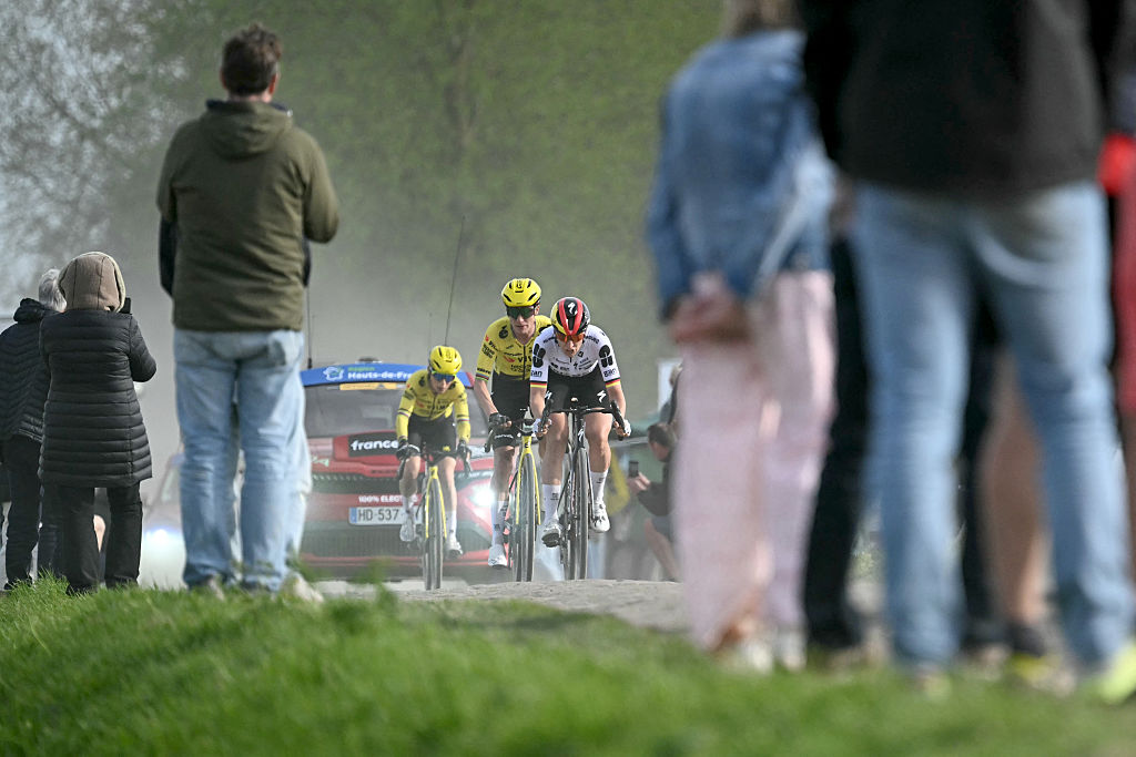 Pauline Ferrand-Prévot, Franziska Koch y Marianne Vos en la carretera de Roubaix