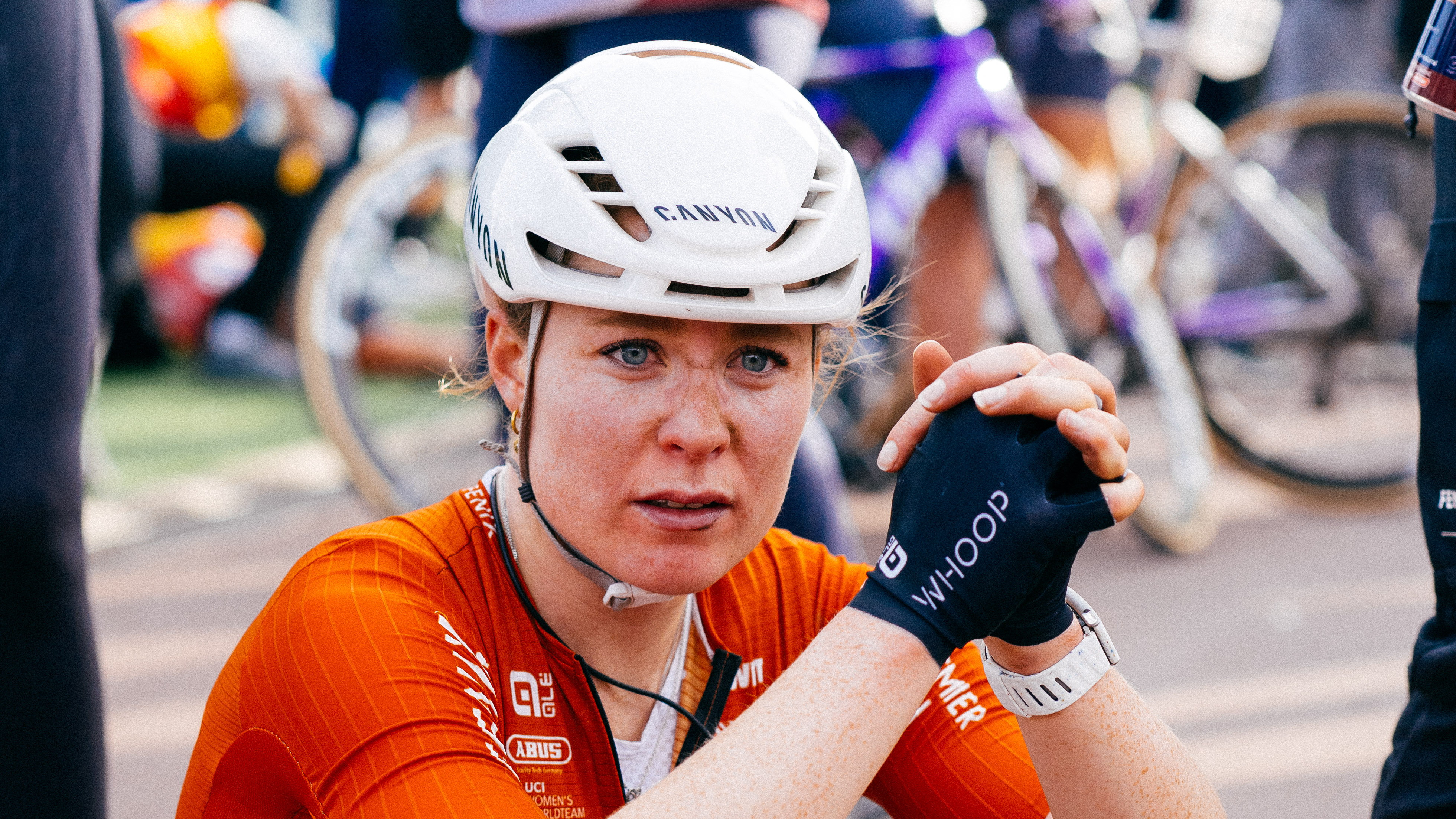 Charlotte Kool sentada y mirando a lo lejos en la meta de París-Roubaix