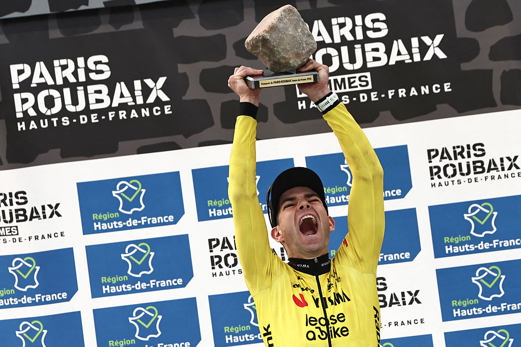El piloto belga Wout van Aert, ganador del equipo Visma - Lease a Bike, celebra en el podio de la 123ª edición de la París-Roubaix 