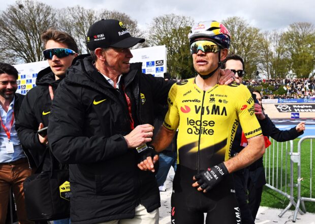 "Ganamos contra el mejor corredor de este momento": el jefe del equipo, Richard Plugge, dice que Wout van Aert venció a Tadej Pogačar en la victoria de París-Roubaix "lo hace aún más dulce"