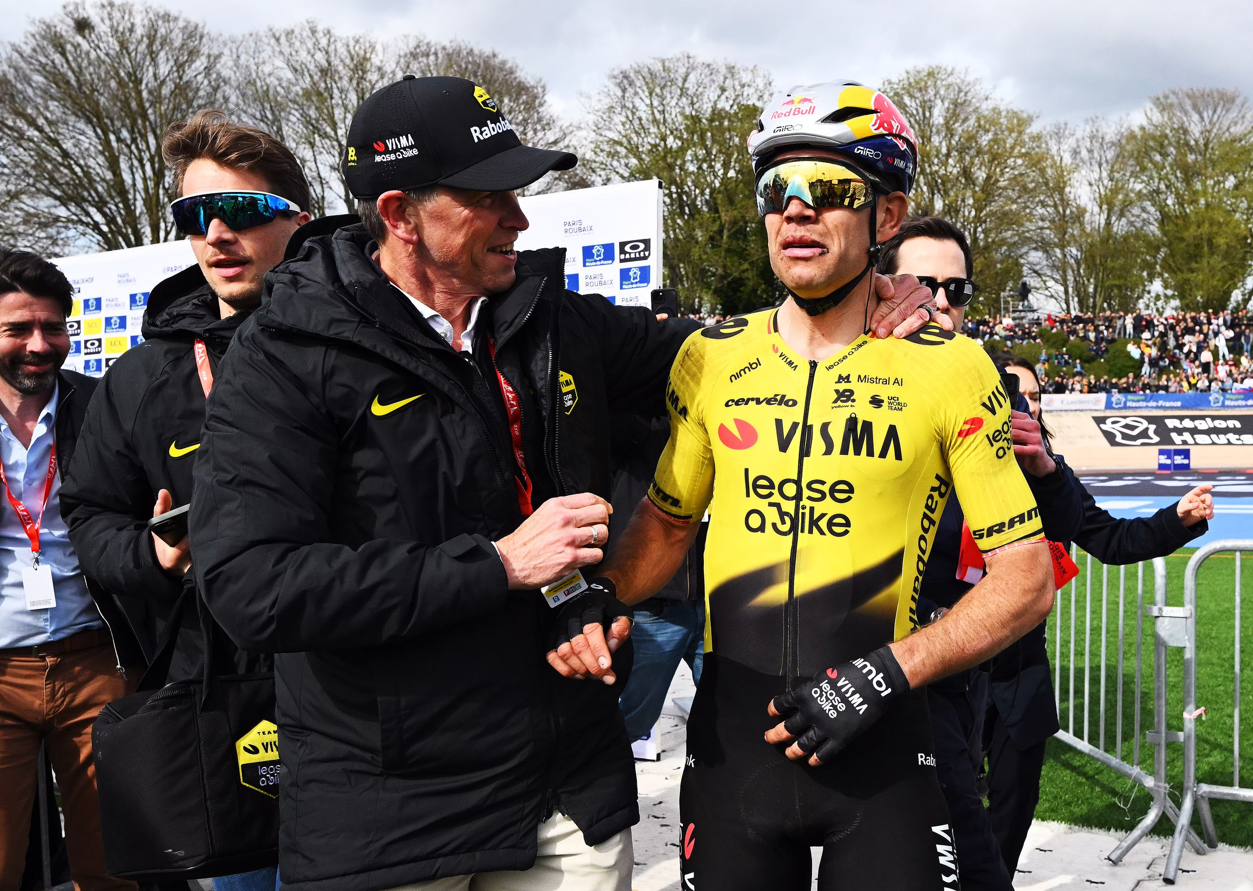 "Ganamos contra el mejor corredor de este momento": el jefe del equipo, Richard Plugge, dice que Wout van Aert venció a Tadej Pogačar en la victoria de París-Roubaix "lo hace aún más dulce"