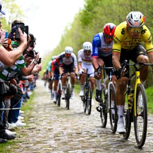 La París-Roubaix más rápida de la historia: Wout van Aert y Tadej Pogačar establecieron una nueva y vertiginosa velocidad media máxima de 48,91 km/h, rompiendo el récord anterior