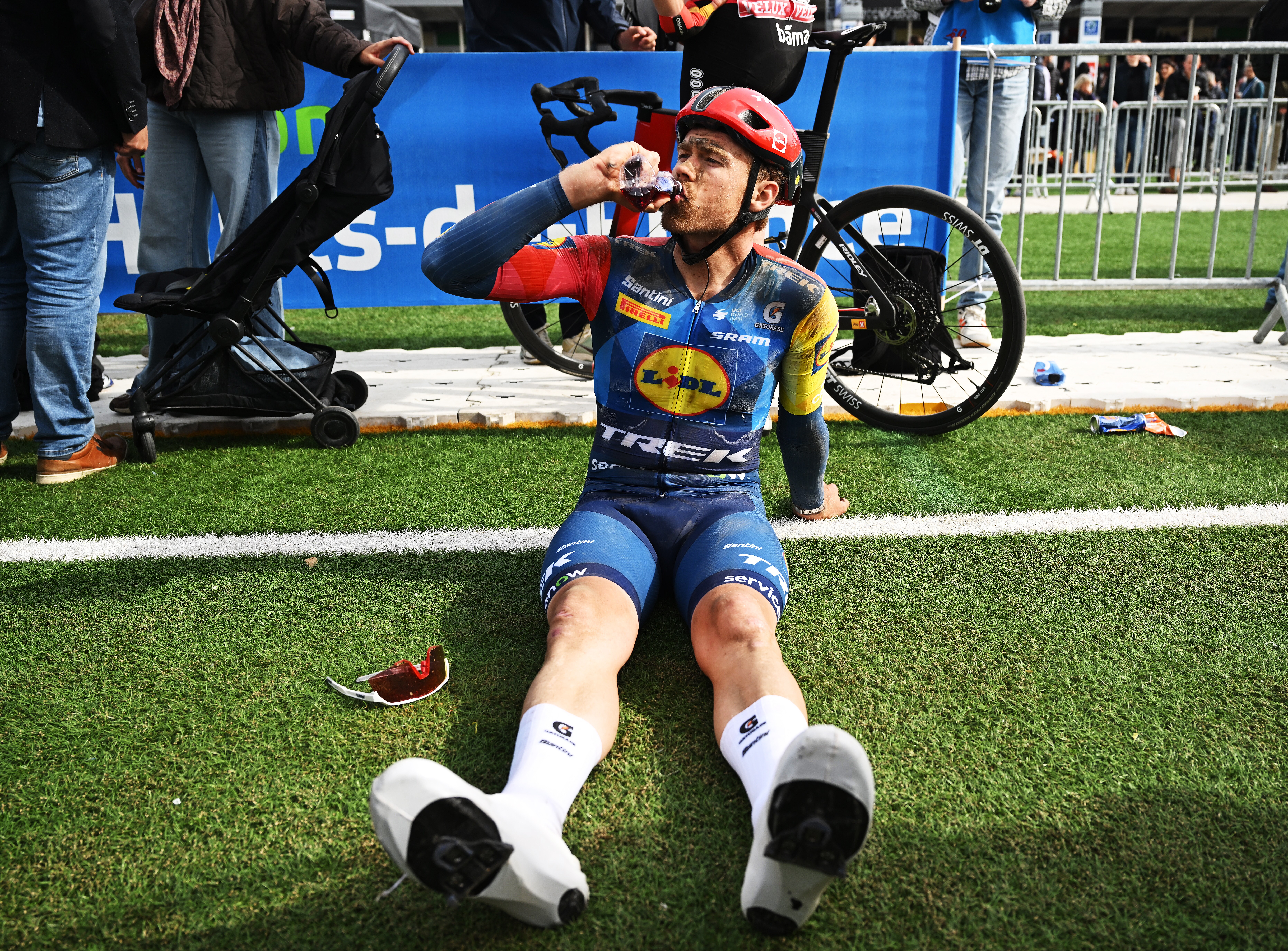 Jakob Soderqvist de Suecia y el equipo Lidl - Trek reacciona tras la 123ª París-Roubaix Hauts-de-France 2026
