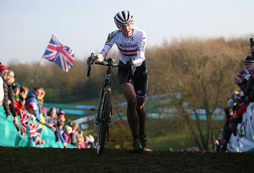 Helen Wyman de Gran Bretaña terminó octava en la Copa del Mundo de Ciclocross UCI en 2014 en Milton Keynes, Inglaterra.