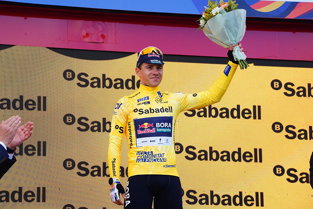 Volta a la Comunitat Valenciana 2026: Remco Evenepoel celebra la victoria absoluta