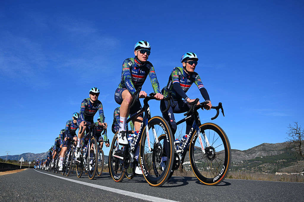 Tim Merlier (izq.) en el campo de entrenamiento a principios de 2026