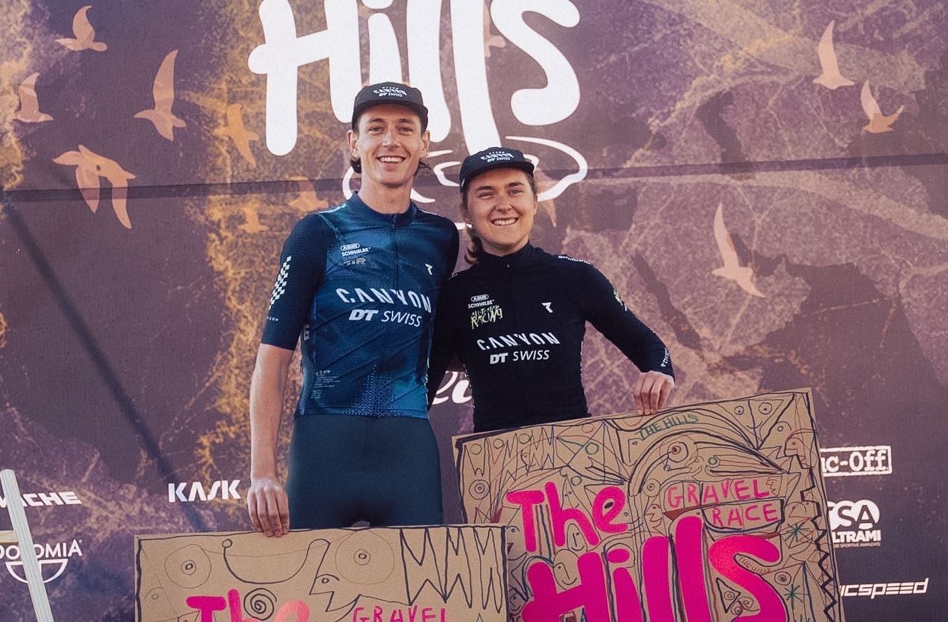 Bradyn Lange y Larissa Hartog, ambos del equipo Canyon x DT Swiss All-Terrain Racing, celebran sus victorias en divisiones de élite en 2026 The Hills.