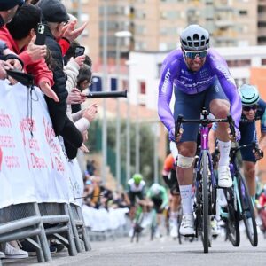 Michael Matthews sprinting with others behind