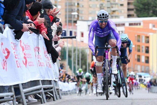 Michael Matthews sprinting with others behind