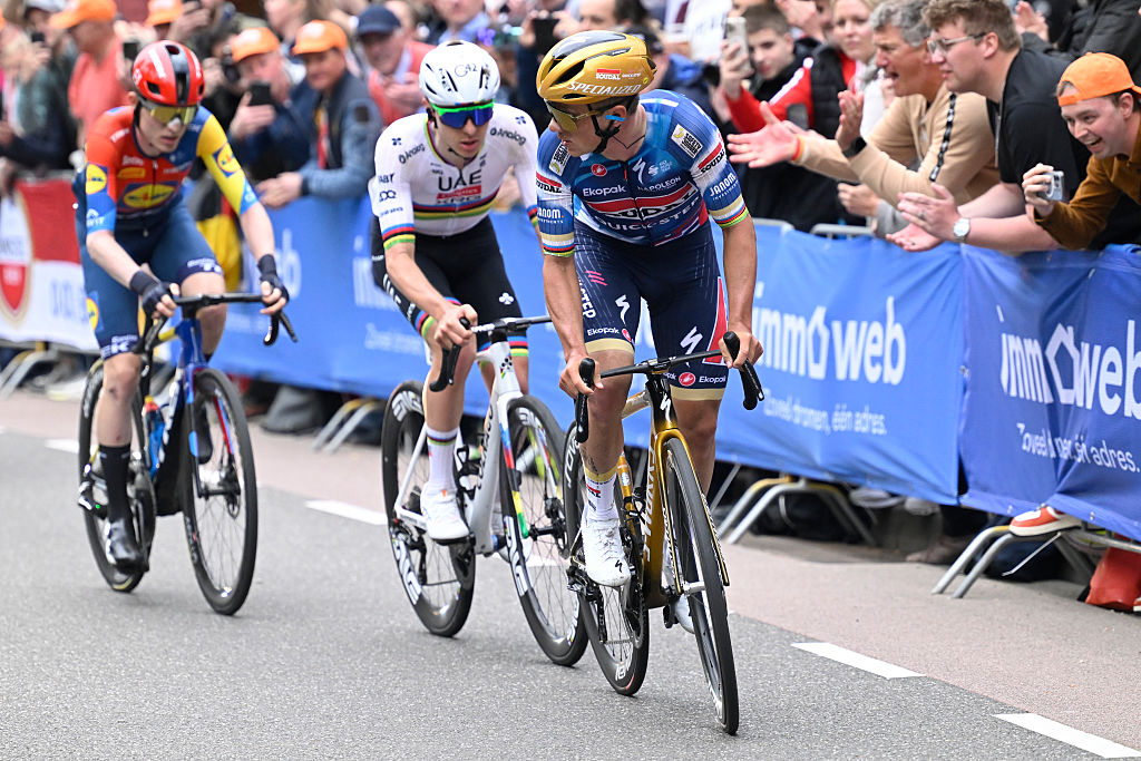 Amstel Gold Race 2025: Remco Evenepoel por delante de Tadej Pogačar y el ganador Mattias Skjelmose en el sprint hacia la victoria