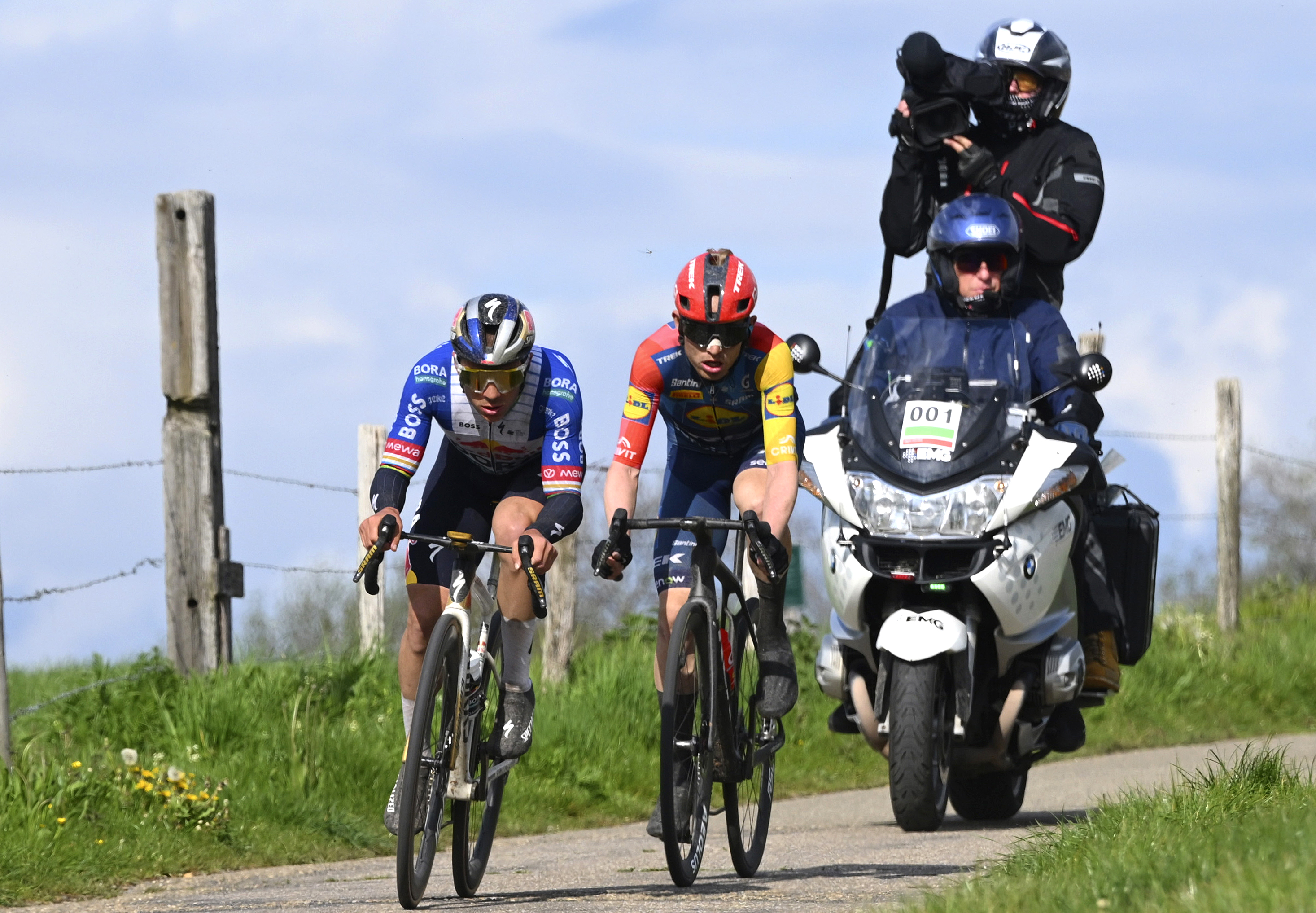 VALKENBURG, PAÍSES BAJOS - 19 DE ABRIL: durante la 60.a edición de la Amstel Gold Race, una UCI World Tour 1.UWT, carrera ciclista de un día para hombres Elite de 220 km con inicio en Maastricht y finalización en Valkenburg el 19 de abril de 2026 en Valkenburg, Países Bajos, 19/04/2026 (Motordriver Kenny Verfaillie - Foto de Vincent Kalut / Fotonoticia