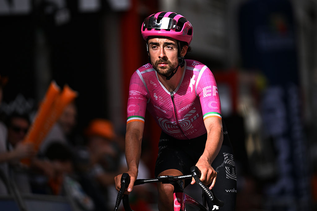 Ben Healy de Irlanda y el equipo EF Education - EasyPost cruzan la línea de meta durante la 65ª Itzulia Basque Country 2026, etapa 5 que fue de 176,2 km. (Foto de Tim de Waele/Getty Images)