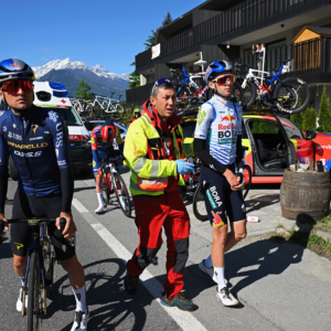 Un accidente masivo provoca la neutralización de la carrera y obliga a varios corredores a abandonar la etapa 3 del Tour de los Alpes