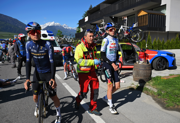 Un accidente masivo provoca la neutralización de la carrera y obliga a varios corredores a abandonar la etapa 3 del Tour de los Alpes