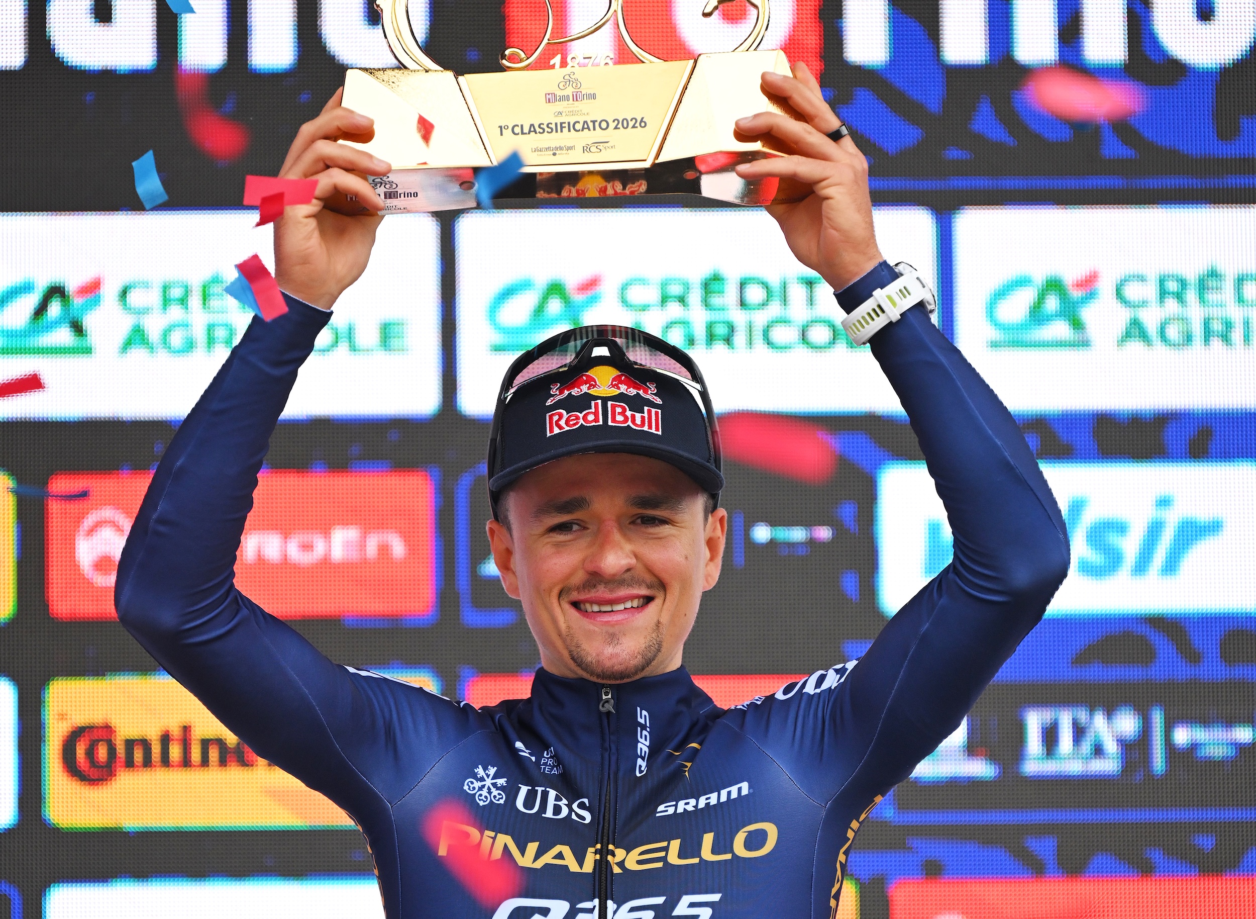 TURÍN, ITALIA - 18 DE MARZO: Thomas Pidcock de Gran Bretaña y el equipo Pinarello Q36.5 Pro Cycling celebran en el podio como ganador de la carrera durante la 106ª Milano-Torino 2026, una carrera de un día de 174 km desde Rho a Turín - Superga 670m / #UCIWT / el 18 de marzo de 2026 en Turín, Italia. (Foto de Tim de Waele/Getty Images)