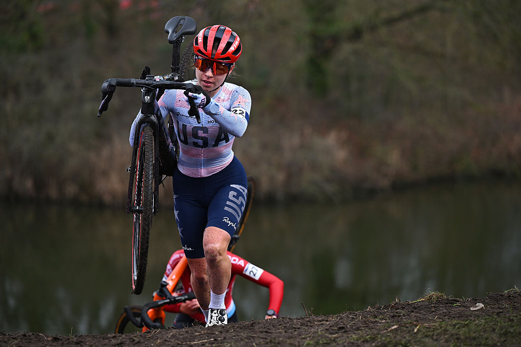 Katherine Sarkisov de Estados Unidos compite durante el 77º Campeonato Mundial de Ciclocross UCI 2026