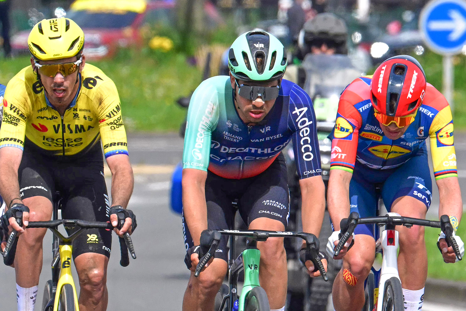 Christtophe Laporte (Visma-Lease a Bike), Stefan Bissegger (Decathlon CMA-CGM) y Mads Pedersen (Lidl-Trek) en acción en París-Roubaix 2026