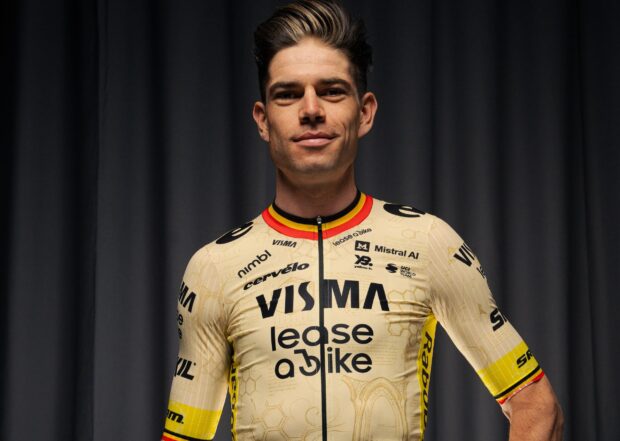 La primera camiseta del día de descanso del Tour de Francia designada por Visma-Lease a Bike después de que la votación de los fanáticos por el diseño de edición especial genera 100.000 respuestas en tres días