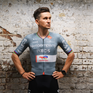 ¿Verde o gris? Por qué Ineos tuvo que atenuar la combinación de colores de su primera camiseta con la nueva identidad de Netcompany