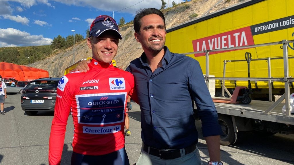 El belga Remco Evenepoel de Quick-Step Alpha Vinyl y el gerente general de Eolo-Kometa, Alberto Contador, fotografiados después de la etapa 20 de la edición 2022 de la carrera ciclista 'Vuelta a España', Tour de España, desde Moralzarzal hasta Puerto de Navacerrada (181km), España, sábado 10 de septiembre de 2022. BELGA FOTO ANN BRAECKMAN (Foto de ANN BRAECKMAN / BELGA MAG / Belga vía AFP) (Foto de ANN BRAECKMAN/BELGA MAG/AFP vía Getty Images)
