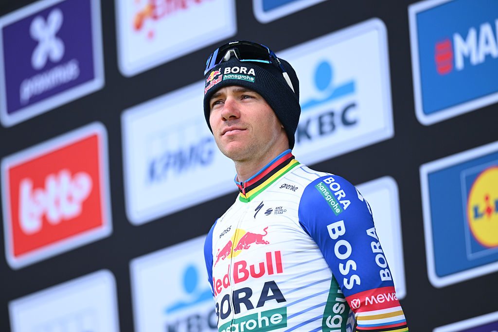 Evenepoel fotografiado en el podio con la camiseta del equipo y su gorro de invierno.