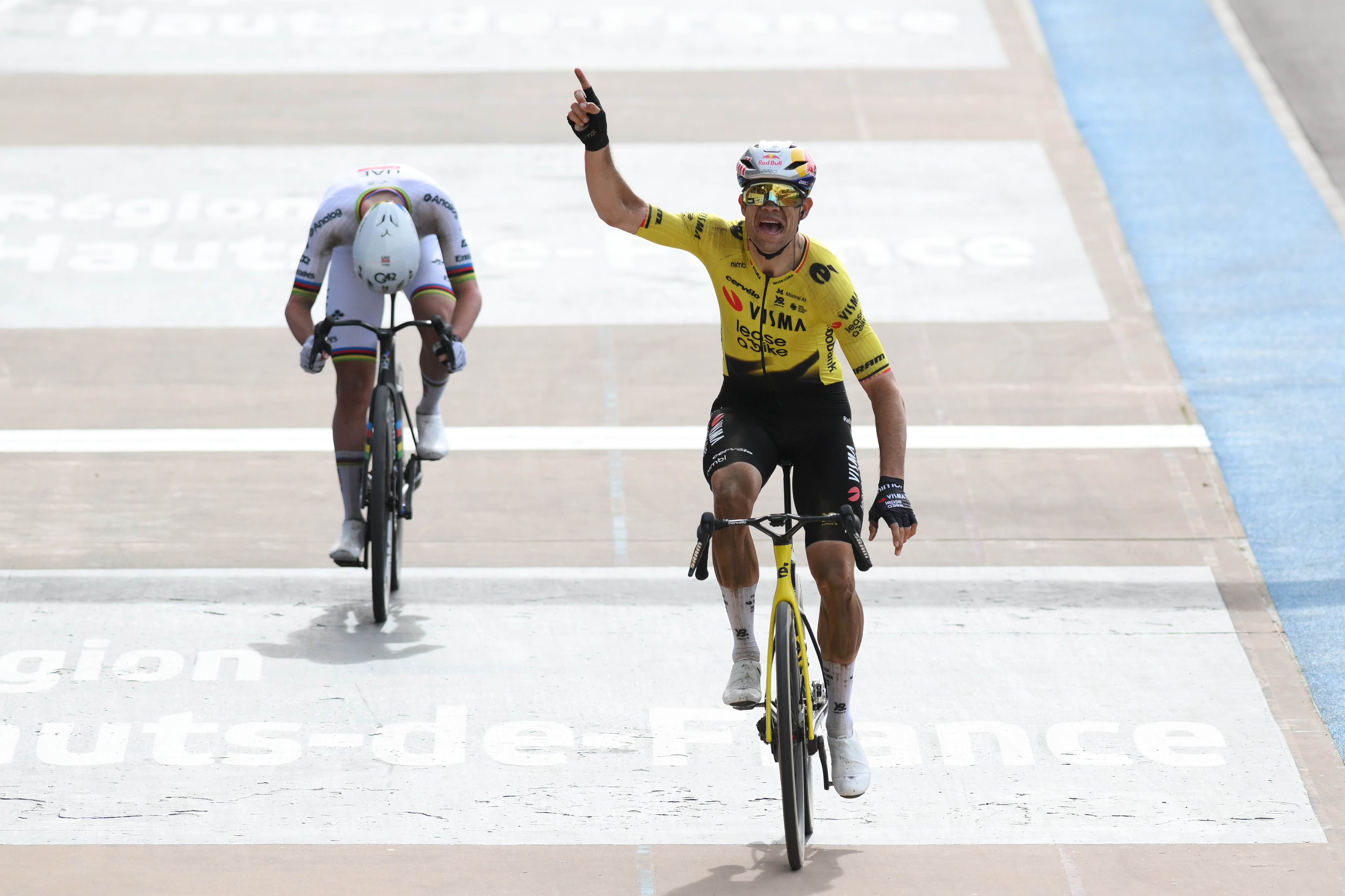 Wout van Aert celebra mientras cruza la línea de meta para ganar por delante de Tadej Pogacar durante la 123ª carrera masculina París-Roubaix Hauts-de-France 2026