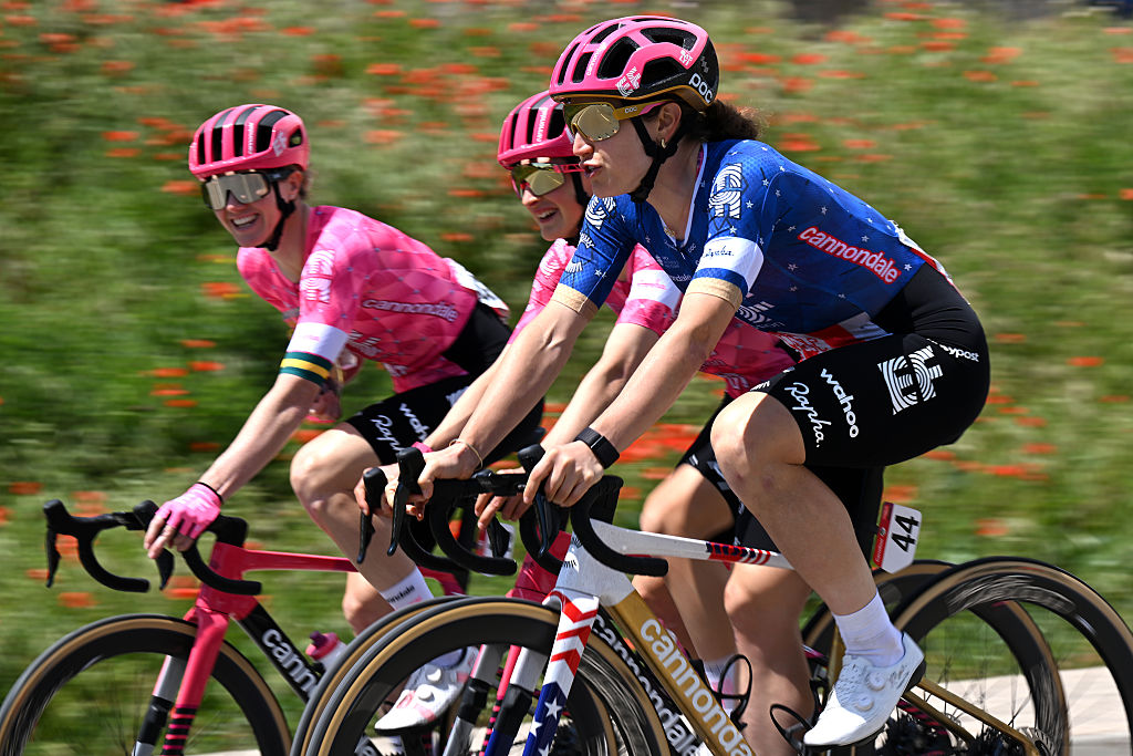 BARBASTRO, ESPAÑA - 6 DE MAYO: Kristen Faulkner de Estados Unidos y el equipo EF Education-Oatty (R) con compañeros de equipo antes de la 11ª La Vuelta Femenina 2025, Etapa 3, una etapa de 132,4 km desde Barbastro a Huesca / #UCIWWT / el 6 de mayo de 2025 en Barbastro, España. (Foto de Szymon Gruchalski/Getty Images)