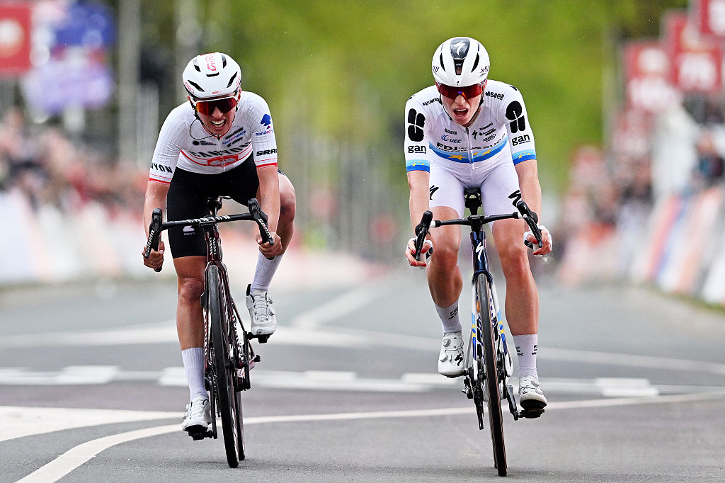 Kasia Niewiadoma-Phinney (CANYON-SRAM-zondacrypto) y Demi Vollering (FDJ United - SUEZ) durante la 12.ª Amstel Gold Race Ladies Edition 2026. (Foto de Luc Claessen/Getty Images)
