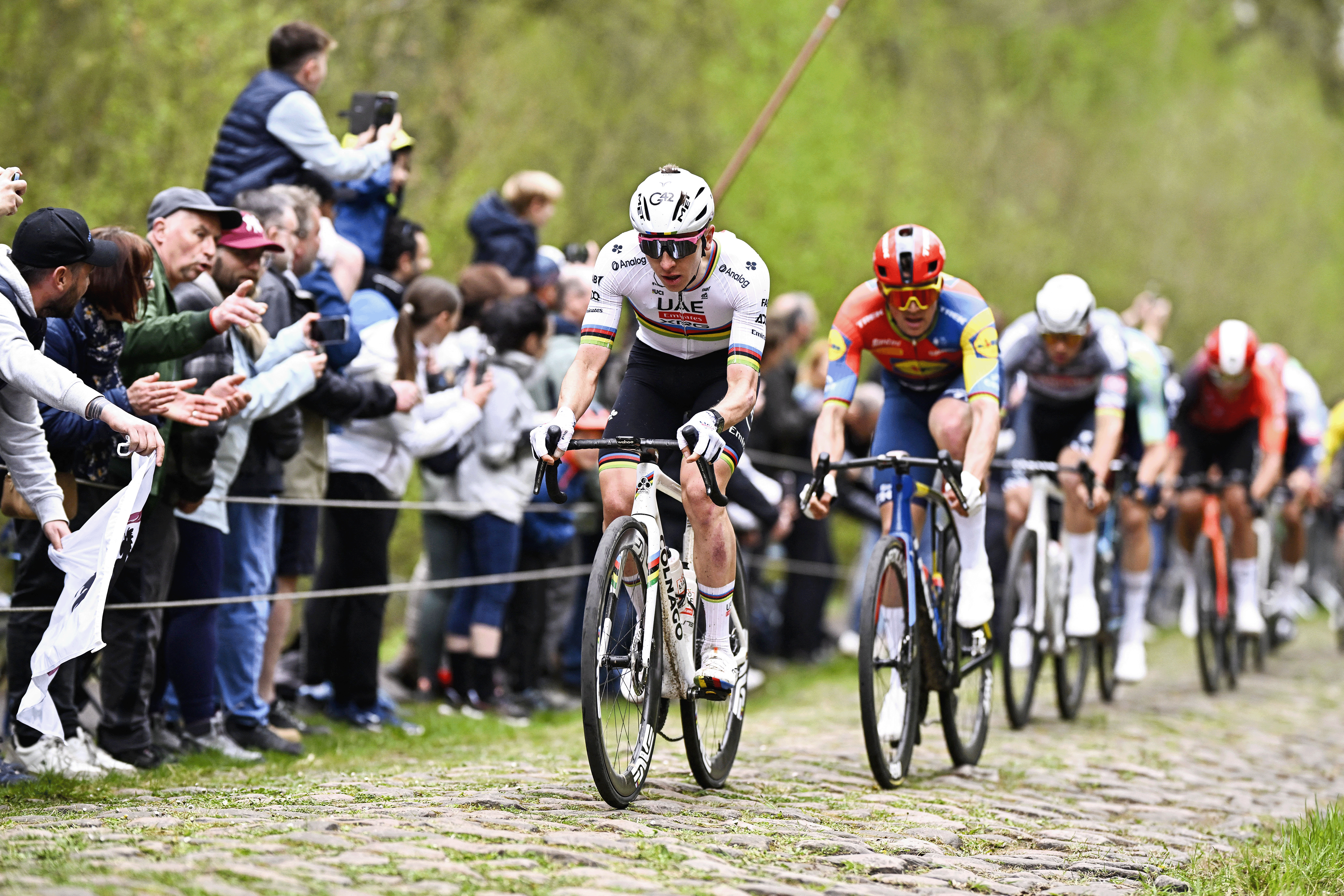 El esloveno Tadej Pogacar del UAE Team Emirates fotografiado en acción en Trouée d'Arenberg durante la carrera de élite masculina de la carrera 'Paris-Roubaix' Carrera ciclista de un día, 259,2 km de Compiegne a Roubaix, Francia, el domingo 13 de abril de 2025. BELGA FOTO JASPER JACOBS (Foto de JASPER JACOBS / BELGA MAG / Belga vía AFP) (Foto de JASPER JACOBS/BELGA MAG/AFP vía Getty Images)