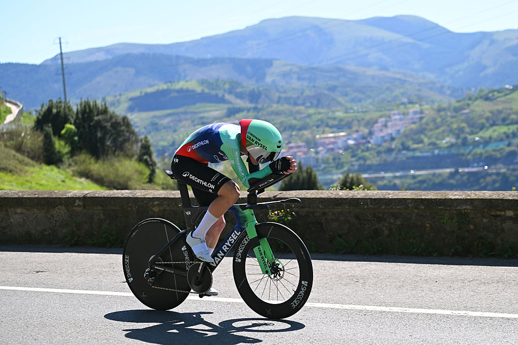 BILBAO, ESPAÑA - 6 DE ABRIL: Paul Seixas de Francia y el equipo Decathlon CMA CGM compite durante la 65ª Itzulia Basque Country 2026, Etapa 1, una etapa de contrarreloj individual de 13,8 km de Bilbao a Bilbao / #UCIWT / el 6 de abril de 2026 en Bilbao, España. (Foto de Tim de Waele/Getty Images)