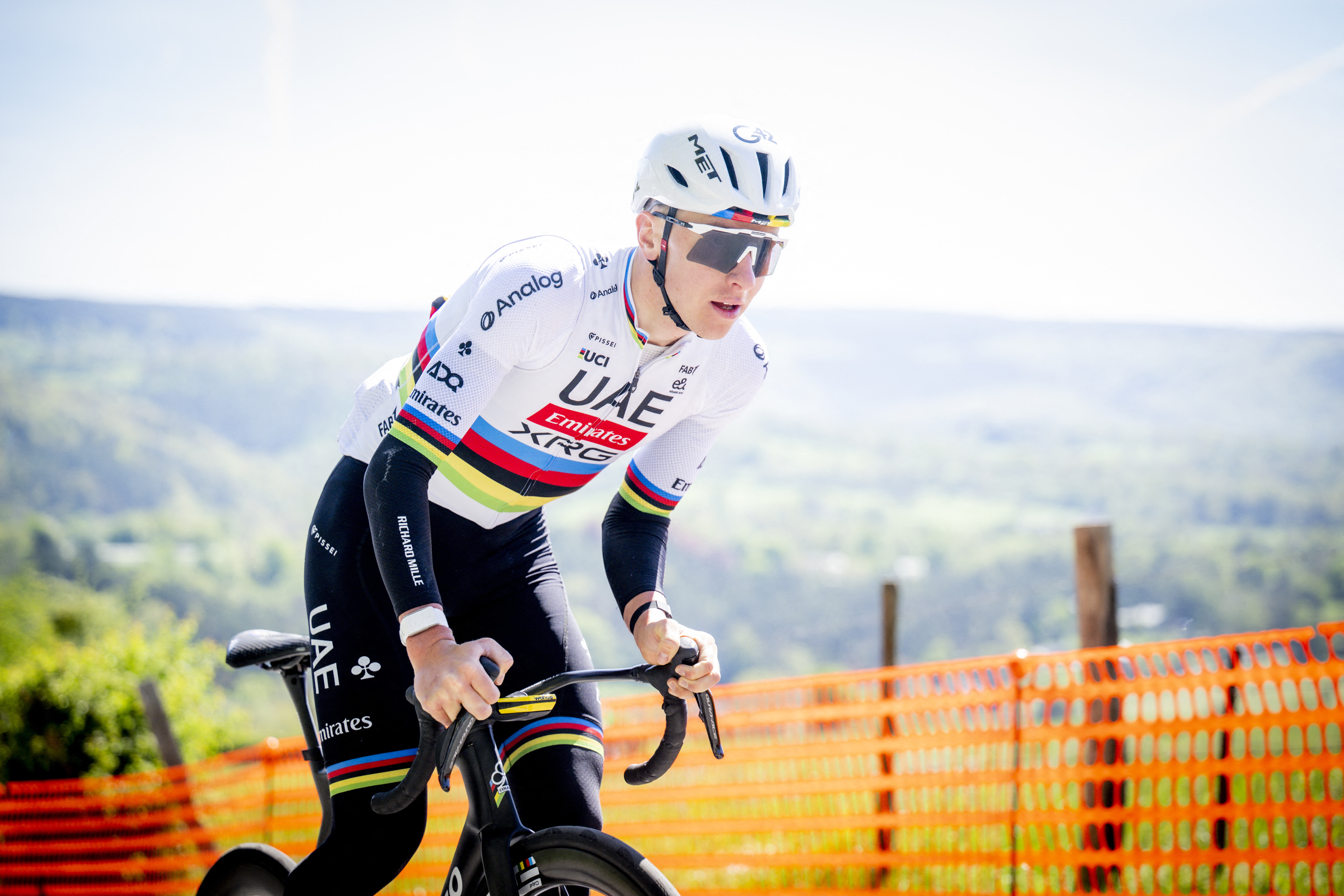 El ciclista esloveno del equipo UAE Emirates-XRG, Tadej Pogacar, pedalea durante una sesión de reconocimiento de pista, antes de la carrera ciclista de un día Lieja-Bastogne-Lieja, cerca de Lieja el 24 de abril de 2026.