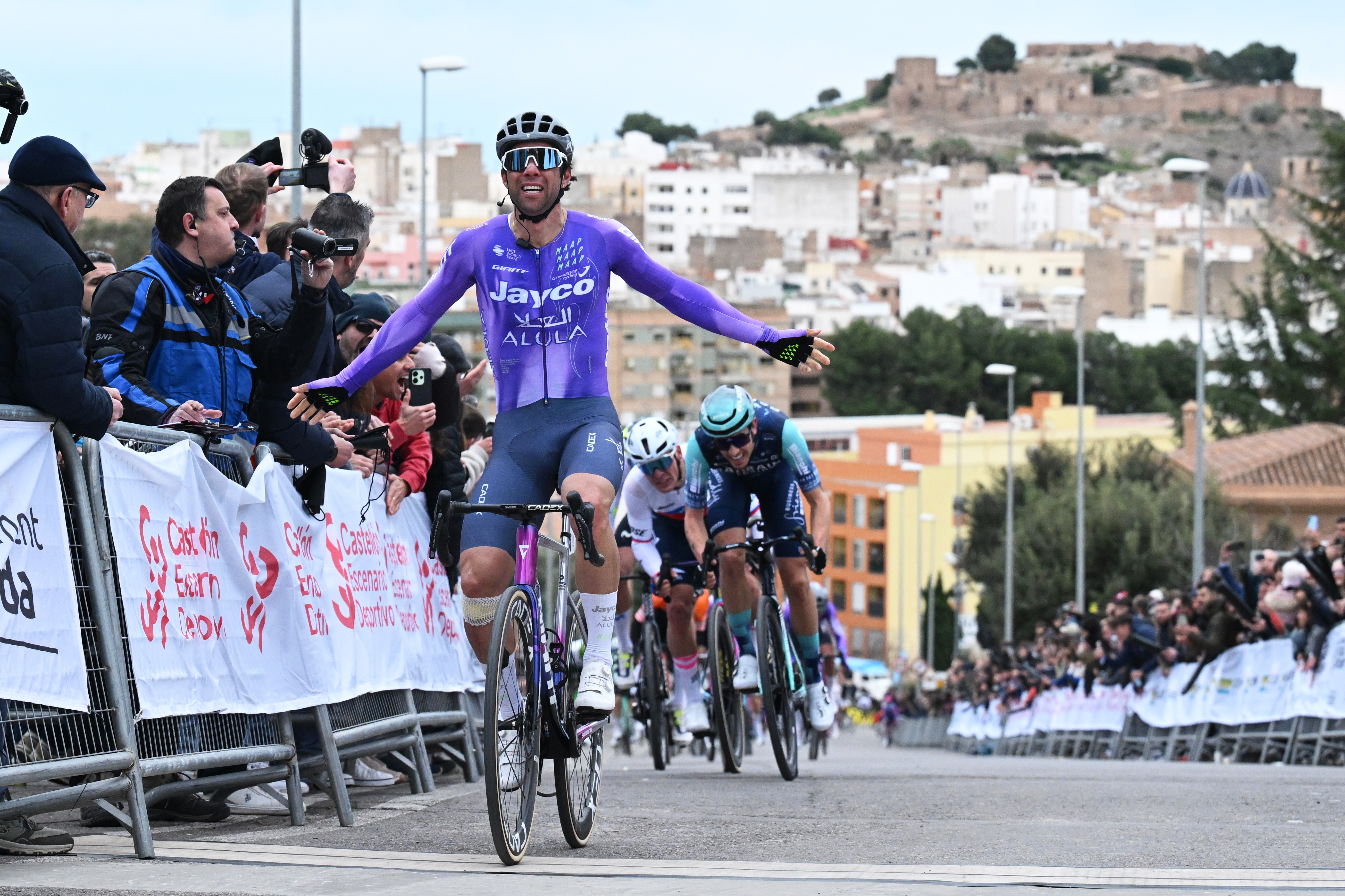 ONDA, ESPAÑA - 24 DE ENERO: Michael Matthews de Australia y el equipo Jayco AlUla celebran en la línea de meta como ganadores de la carrera durante la 3ra Ruta de la Cerámica - Gran Premio Castellón 2026, una carrera de un día de 171,7 km desde Castellón a Onda el 24 de enero de 2026 en Onda, España. (Foto de Antonio Baixauli/Getty Images)
