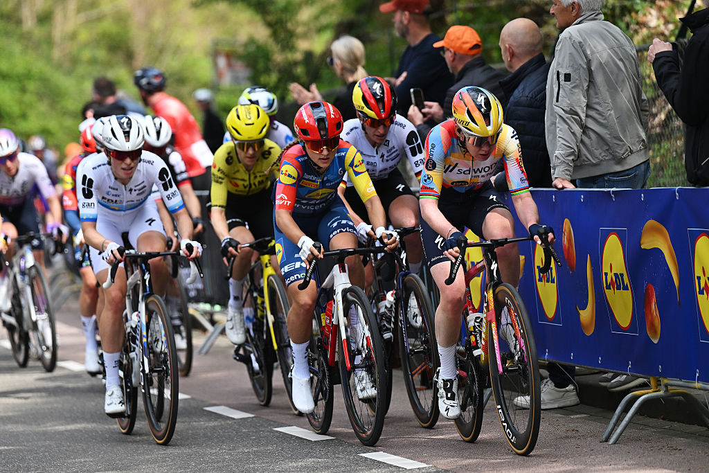 Fleur Moorsand Anna van der Breggen de Holanda y el equipo SD Worx - Protime compiten durante la 12.ª Amstel Gold Race Ladies Edition 2026 (Foto de Luc Claessen/Getty Images)