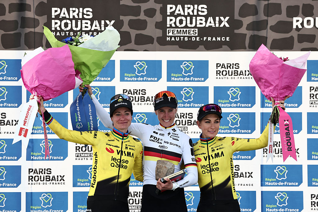 Marianne Vos, Franziska Koch y Pauline Ferrand-Prévot celebran en el podio de la 6.ª edición de la Paris-Roubaix femenina 2026