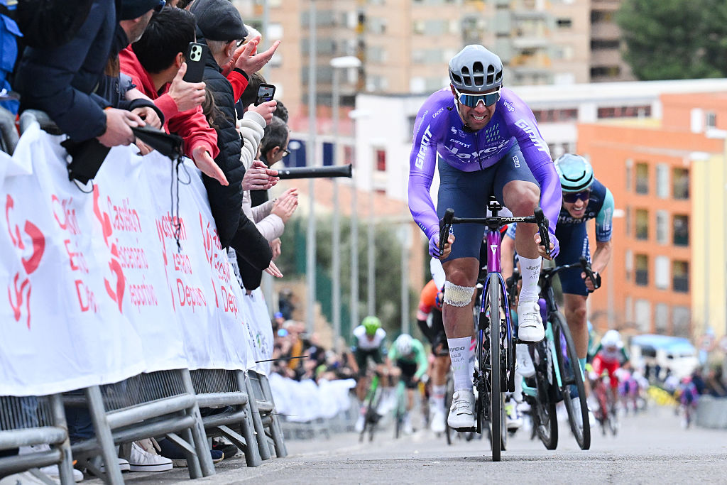 Michael Matthews corriendo con otros detrás