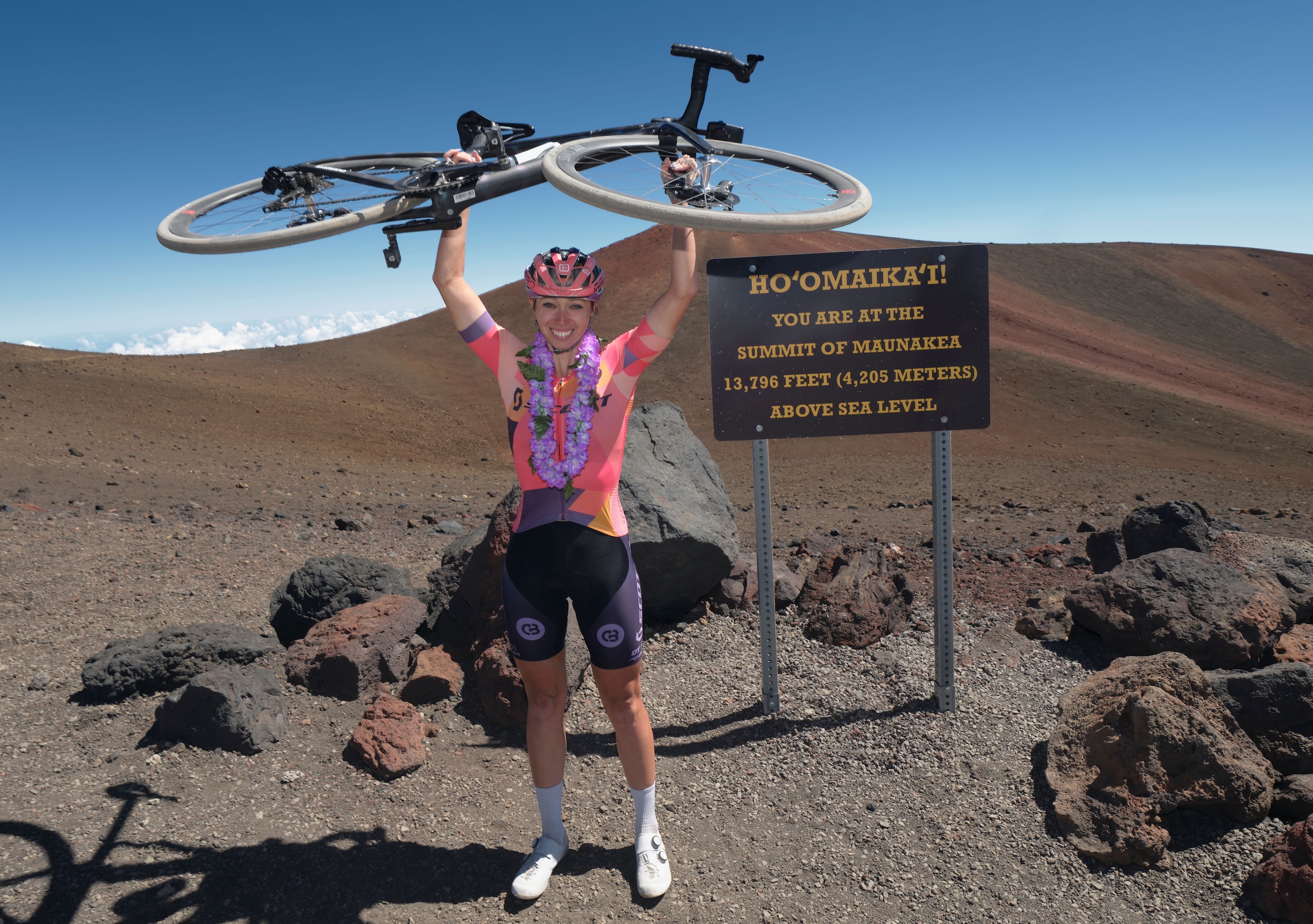 Hannah Otto celebra establecer FKT en octubre de 2025 para subir a la cima de Mauna Kea en Hawái