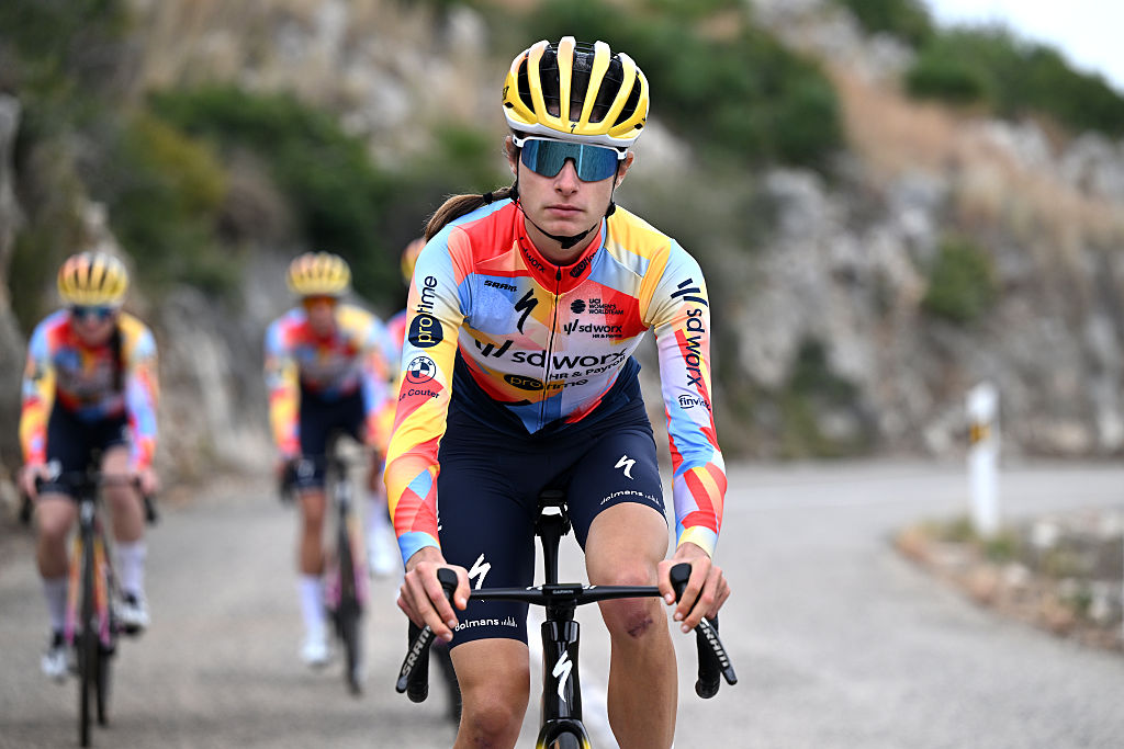 DENIA, ESPAÑA - 12 DE DICIEMBRE: Valentina Cavallar de Austria y Team SD Worx - Protime durante el campo de entrenamiento del Team SD Worx - Protime 2026 el 12 de diciembre de 2025 en Denia, España. (Foto de Dario Belingheri/Getty Images)
