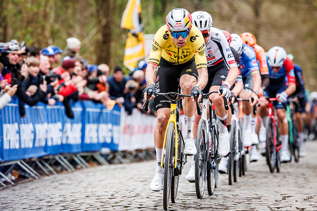 Wout van Aert lidera a un grupo de ciclistas por una subida adoquinada durante In Flanders Fields 2026