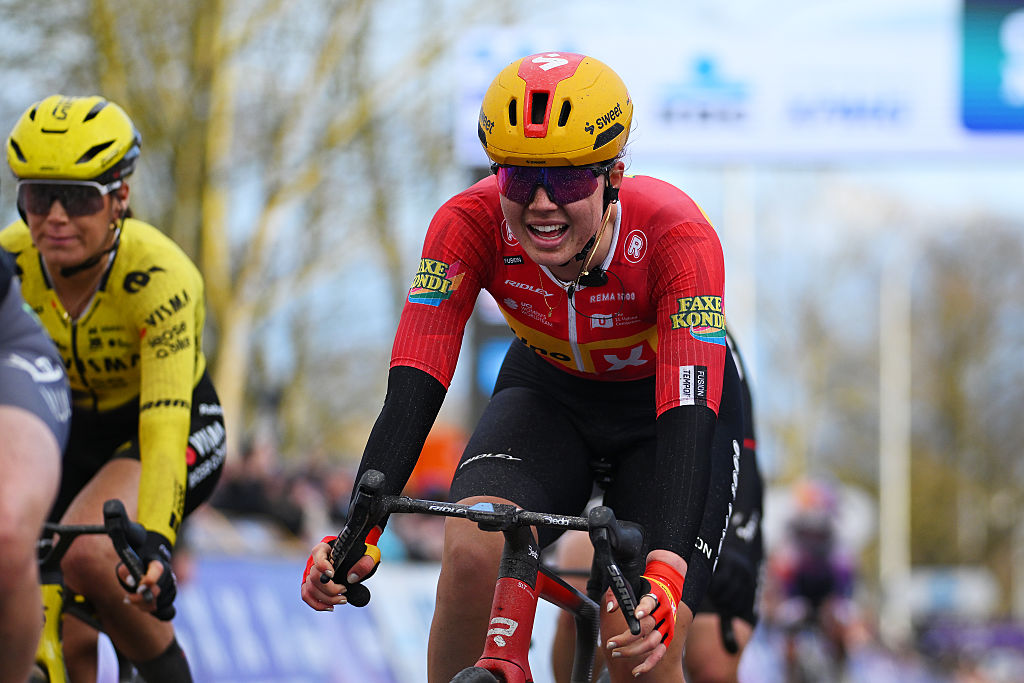 Kamilla Aasebo cruza la línea de meta durante el Omloop Het Nieuwsblad 2026 