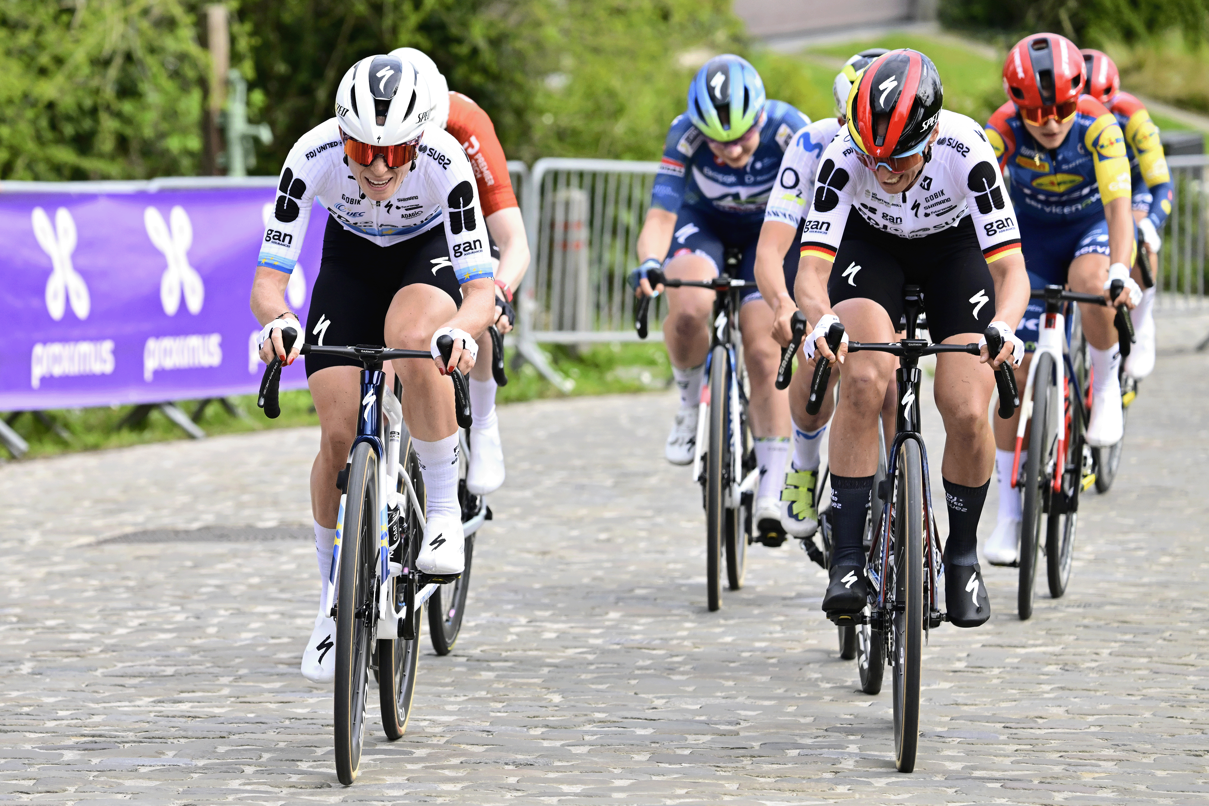 WAREGEM, BÉLGICA - 1 DE ABRIL: (LR) Demi Vollering de Holanda y Franziska Koch de Alemania y el equipo FDJ United - SUEZ compiten durante la 14ª Dwars door Vlaanderen 2026 - Elite femenina, una carrera de un día de 128,8 km de Waregem a Waregem / #UCIWWT / el 1 de abril de 2026 en Waregem. Bélgica. (Foto de Jan de Meuleneir - Pool/Getty Images)