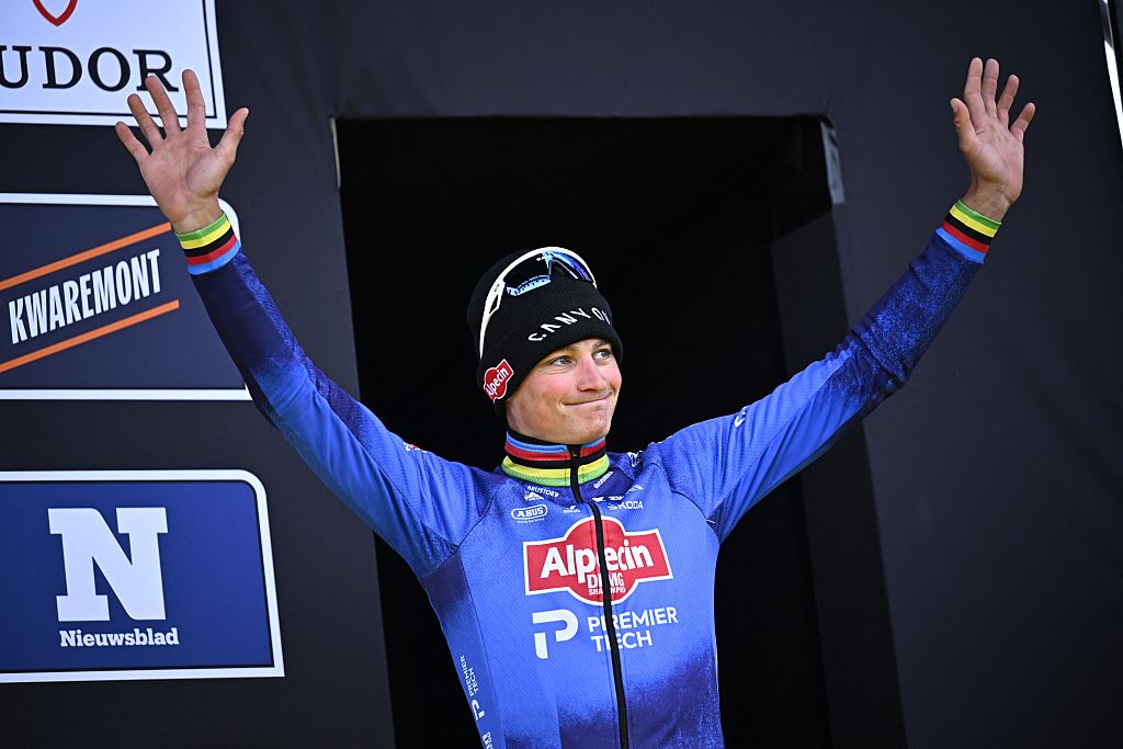 El segundo holandés Mathieu van der Poel de Alpecin-Premier Tech llega al podio de la carrera masculina del 'Ronde van Vlaanderen/ Tour des Flandres/ Tour de Flandes' Carrera ciclista de un día UCI WorldTour, 278 km de Amberes a Oudenaarde, domingo 5 de abril de 2026. BELGA FOTO JASPER JACOBS (Foto de JASPER JACOBS / BELGA MAG / Belga vía AFP)