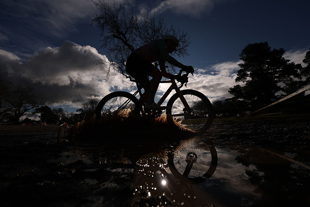 Un corredor en la serie nacional australiana de ciclocross en 2025