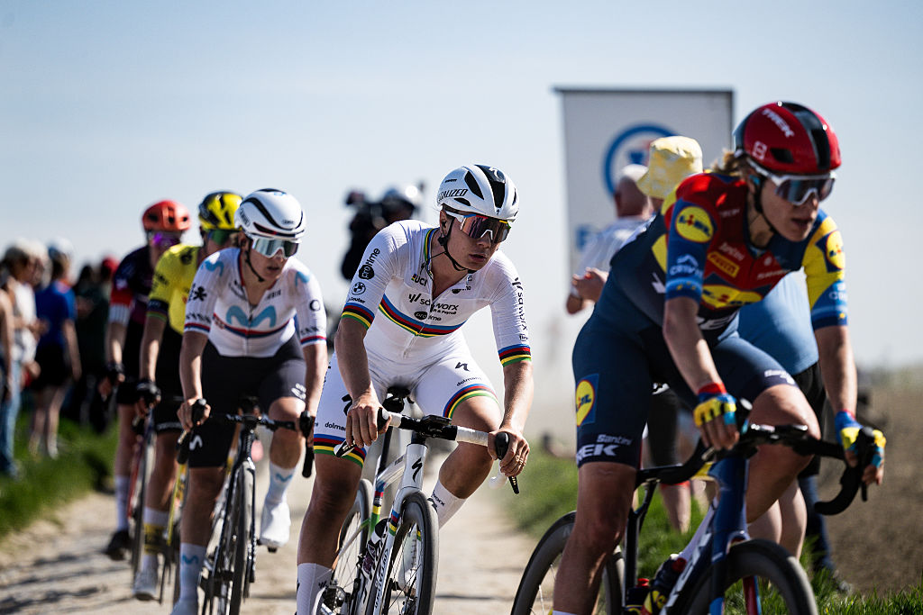 Una foto del pelotón que compite en la Paris-Roubaix Femmes 2025, tomada desde el frente. Puedes ver claramente a Ellen van Dijk y Lotte Kopecky, con los ciclistas borrosos en el fondo.