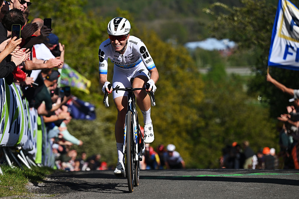 Demi Vollering de Holanda (FDJ United - SUEZ) ataca la Cote de la Redoute (292m) durante la 10ª Lieja - Bastogne - Liege Femmes 2026.(Foto de Luc Claessen/Getty Images)