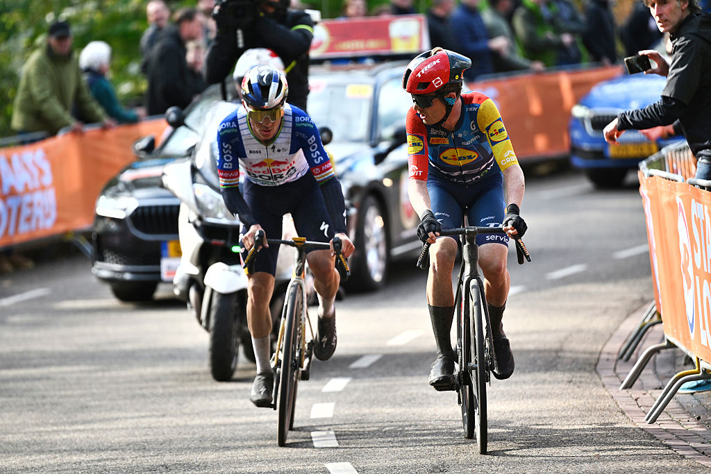 Remco Evenepoel y Mattias Skjelmose corren juntos en la final de la Amstel Gold Race 2026