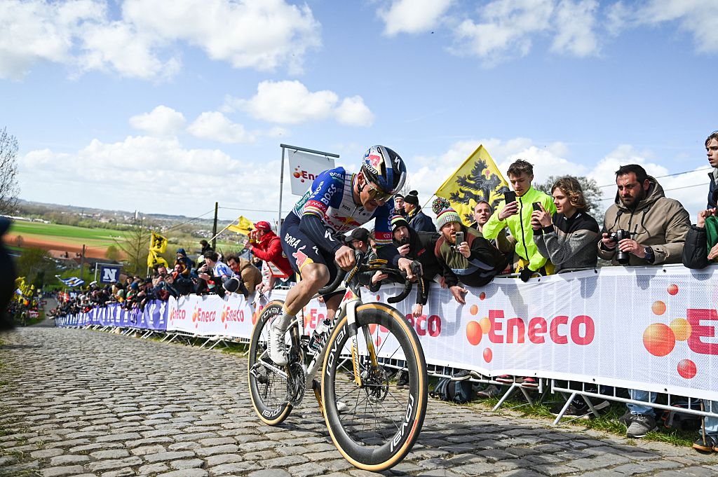 El piloto belga de Red Bull-BORA-hansgroh, Remco Evenepoel, compite en la carrera masculina del 'Ronde van Vlaanderen/ Tour des Flandres/ Tour de Flandes' Carrera ciclista de un día UCI WorldTour, 278 km de Amberes a Oudenaarde, en Haaltert el 5 de abril de 2026. (Foto de ELIAS ROM / Belga / AFP) / Bélgica FUERA