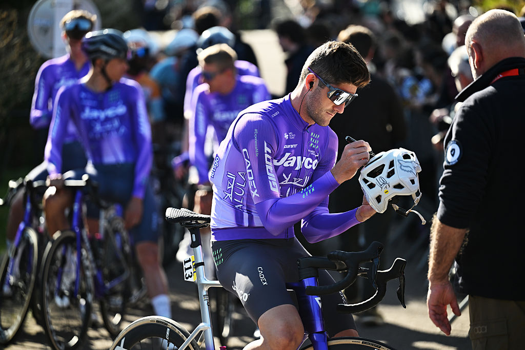 Luke Durbridge de Australia y el equipo Jayco AlUla antes de la París-Niza 2026, etapa 2. (Foto de Szymon Gruchalski/Getty Images)